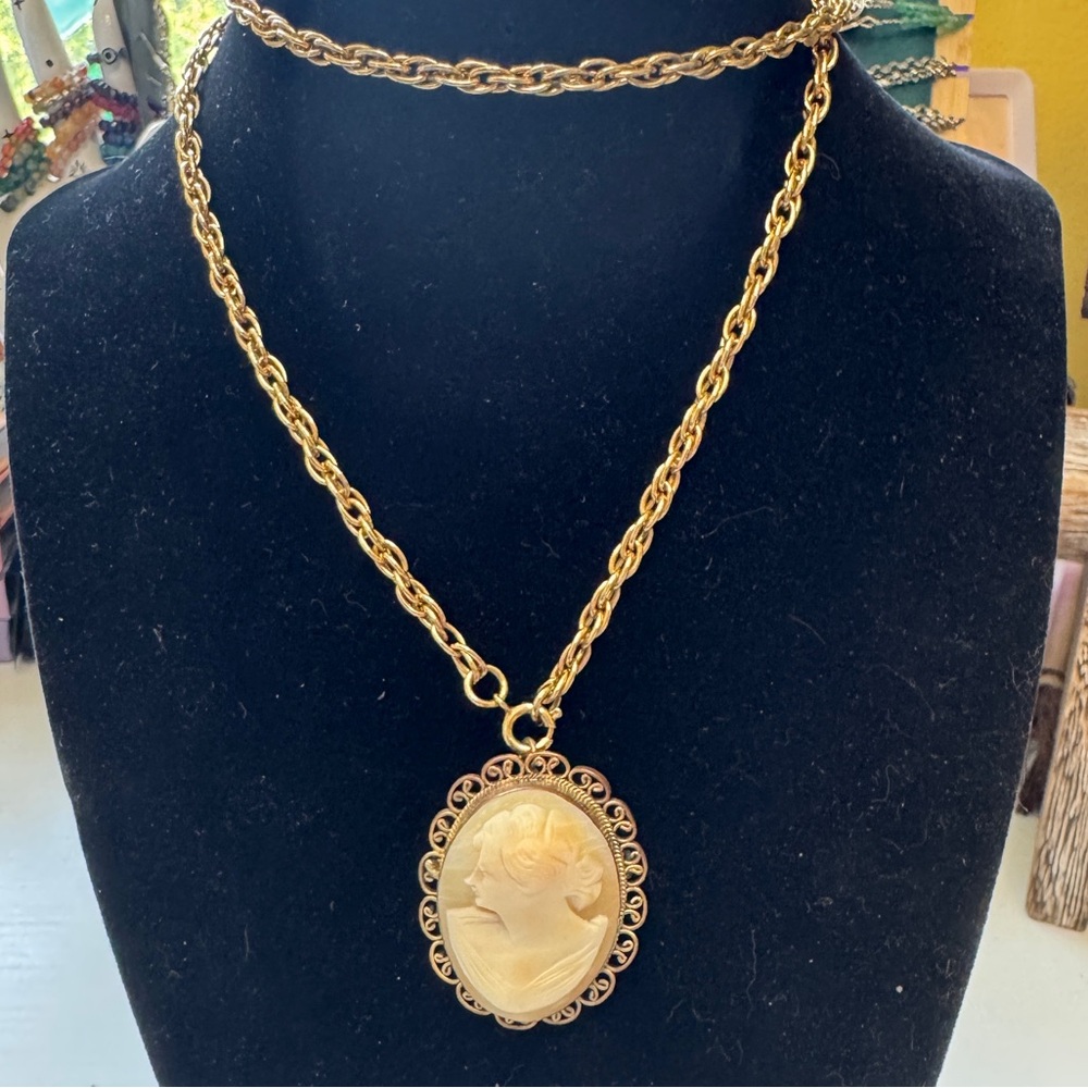 Authentic Carved Shell Vintage Left Facing Cameo Pendant/Brooch